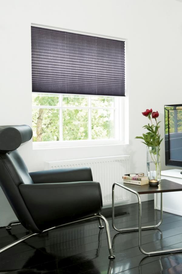 Graues Plissee im Wohnzimmer